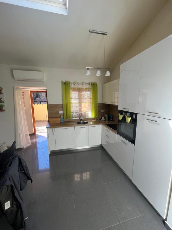 Hiza Apartment Pula Bagian luar foto